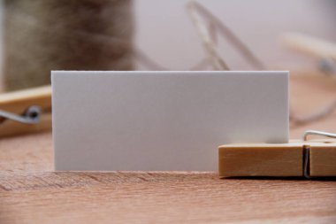 ahşap masa üzerinde tag