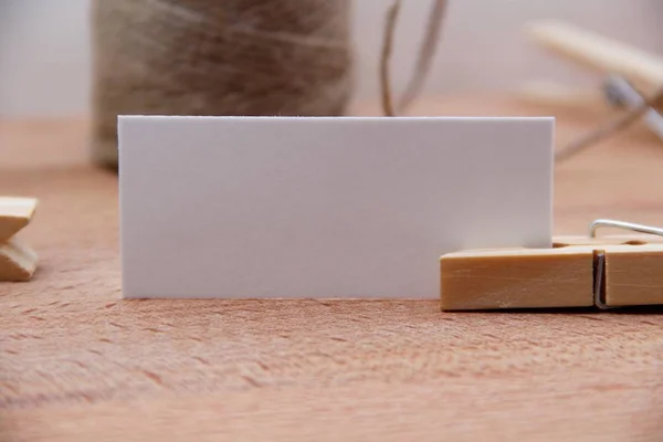 ahşap masa üzerinde tag