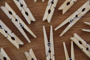 Masanın üzerinde tahta mandallar var.