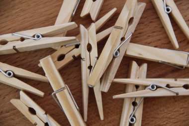 Masanın üzerinde tahta mandallar var.