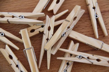 Masanın üzerinde tahta mandallar var.