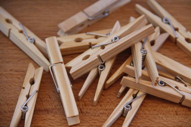 Masanın üzerinde tahta mandallar var.