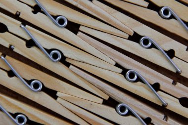 Masanın üzerinde tahta mandallar var.