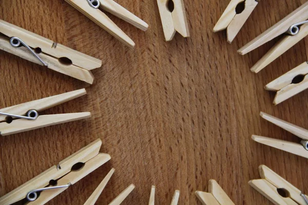Dřevěné Kolíčkyna Stůl — Stock fotografie
