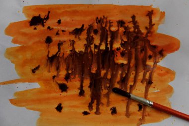 Sanatçı soyut resimler çizer