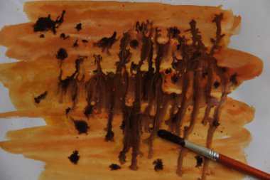 Sanatçı soyut resimler çizer