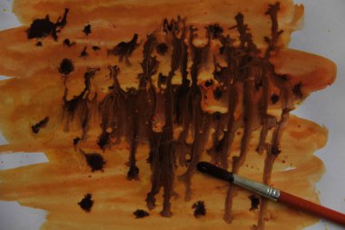 Sanatçı soyut resimler çizer