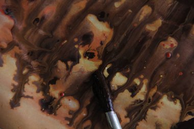 Sanatçı soyut resimler çizer