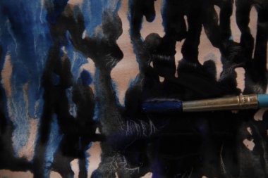 Sanatçı soyut resimler çizer