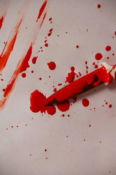 Cuchillo Con Sangre Sobre Papel Blanco — Foto de Stock