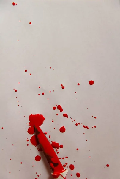 白纸上有血迹的刀 — 图库照片