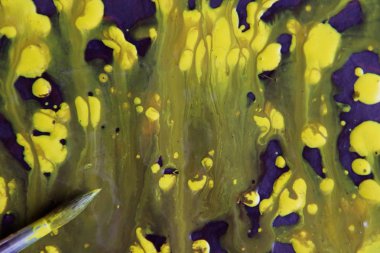 Sanatçı soyut bir resmi boyar