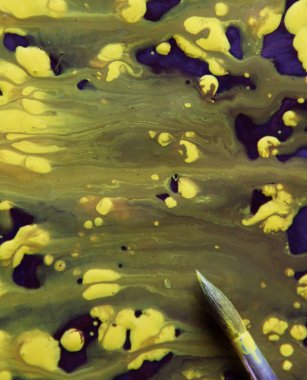 Sanatçı soyut bir resmi boyar