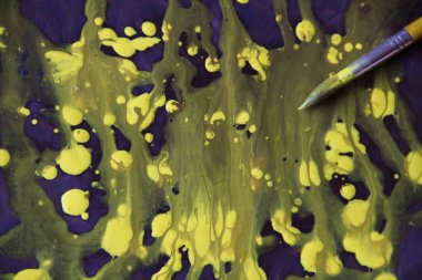 Sanatçı soyut bir resmi boyar