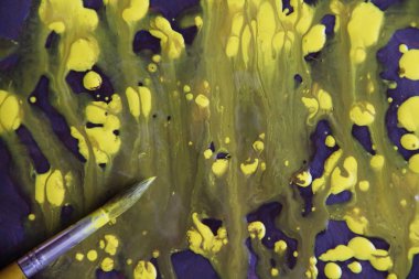 Sanatçı soyut bir resmi boyar