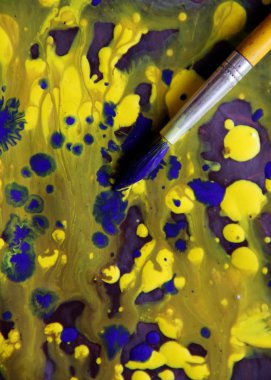 Sanatçı soyut bir resmi boyar