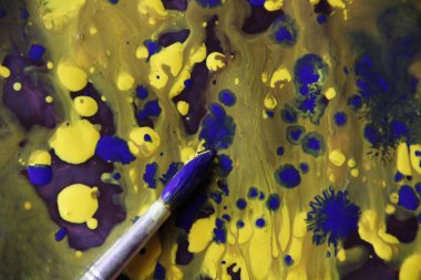 Sanatçı soyut bir resmi boyar