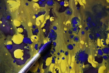 Sanatçı soyut bir resmi boyar