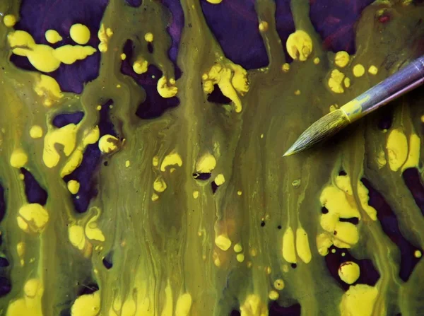 Sanatçı soyut bir resmi boyar