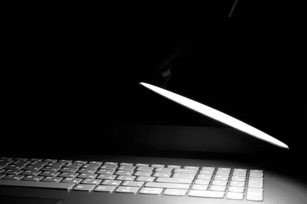 masaüstünde laptop ve lamba