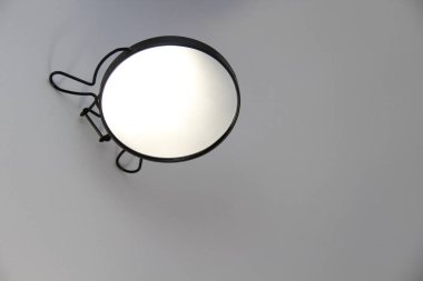 Beyaz arka plan üzerinde yuvarlak ayna