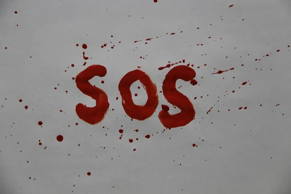 Parmakla yazılmış bir kelime.