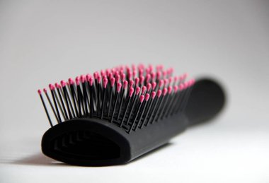 Beyaz arkaplanda siyah tarak