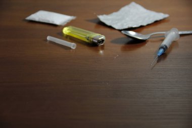 Uyuşturucu ahşap masada.