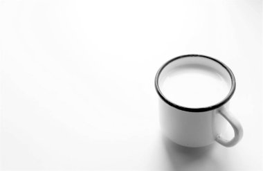 süt beyaz zemin üzerine bir fincan