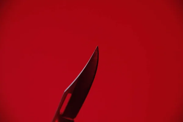 Ostry Nóż Czerwonym Tle — Zdjęcie stockowe