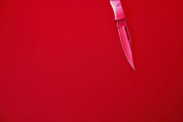 Ένα Κοφτερό Μαχαίρι Κόκκινο Φόντο — Φωτογραφία Αρχείου