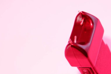 pembe arka planda eski elektrik şok cihazı