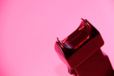 pembe arka planda eski elektrik şok cihazı