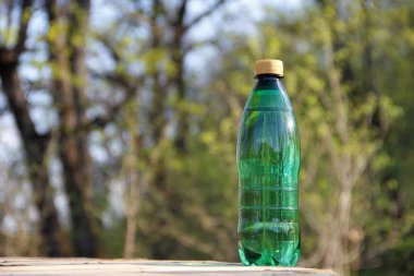 berrak bir şişede maden suyu