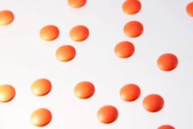 beyaz arka plan üzerinde kırmızı yuvarlak haplar