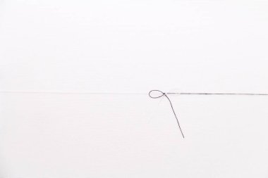 Beyaz arka planda siyah beyaz iplik