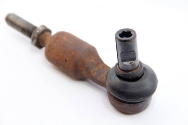 Beyaz arka planda arabada direksiyon elemanı