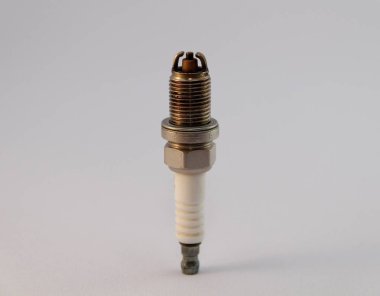 beyaz arka planda eski buji