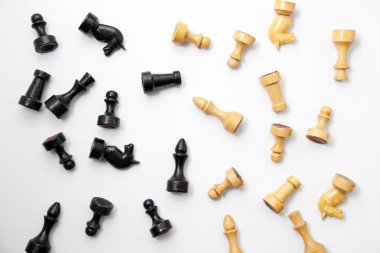 beyaz arka plan üzerinde eski satranç