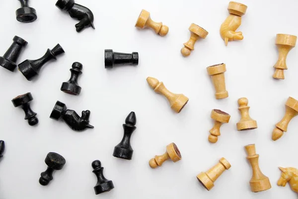 beyaz arka plan üzerinde eski satranç