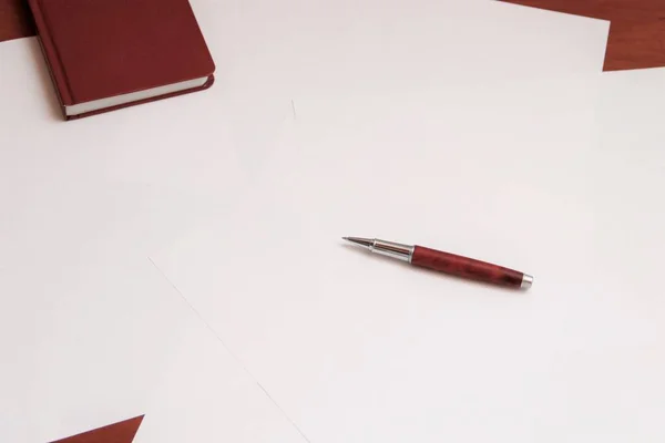 Caneta Papel Sobre Mesa Madeira — Fotografia de Stock