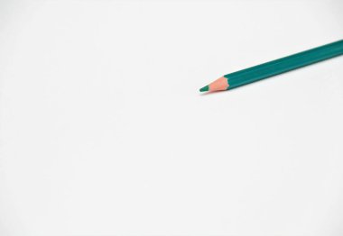 beyaz kağıt üzerinde yeşil kalem