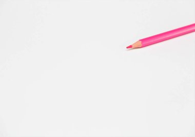 beyaz kağıt üzerinde pembe kalem