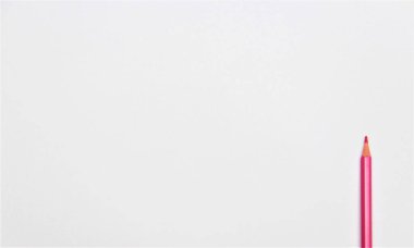 beyaz kağıt üzerinde pembe kalem