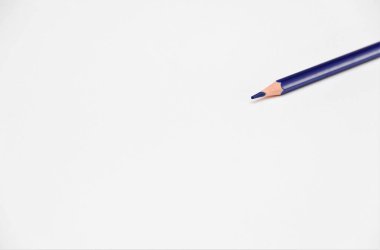 beyaz kağıt üzerinde mavi kalem