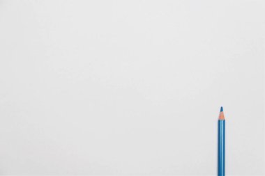 beyaz kağıt üzerinde mavi kalem