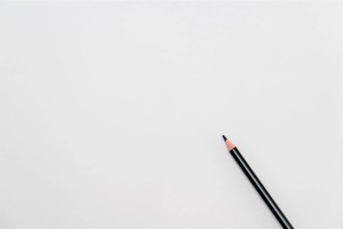 beyaz kağıt üzerinde siyah kalem