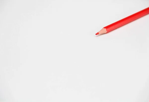 白い紙に赤い鉛筆 — ストック写真