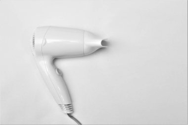 Beyaz arka planda eski saç kurutma makinesi.