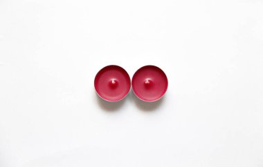 Beyaz arkaplanda kırmızı mumlar